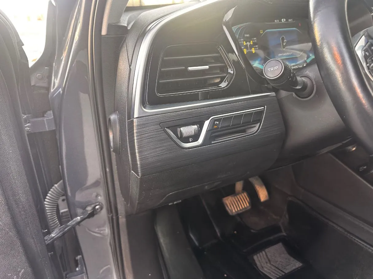 Car image 30