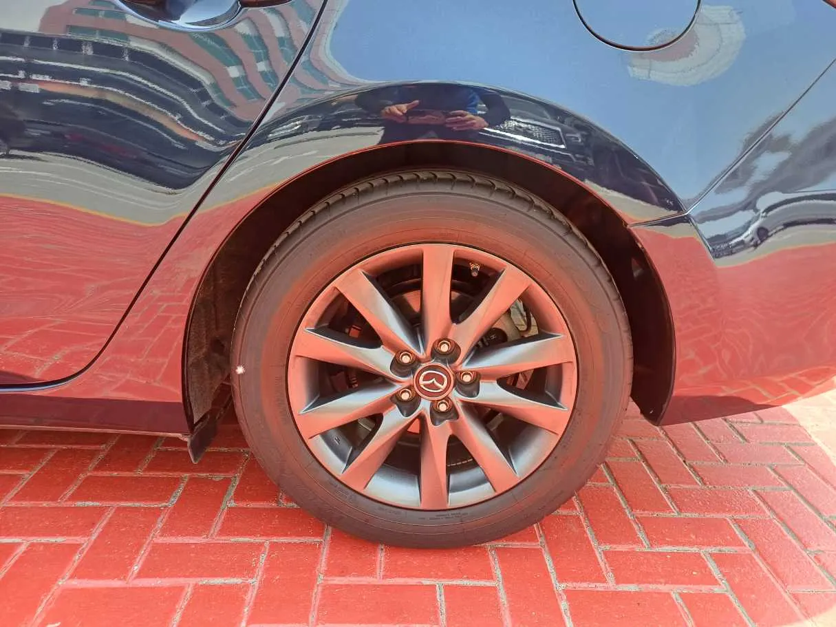 Car image 9