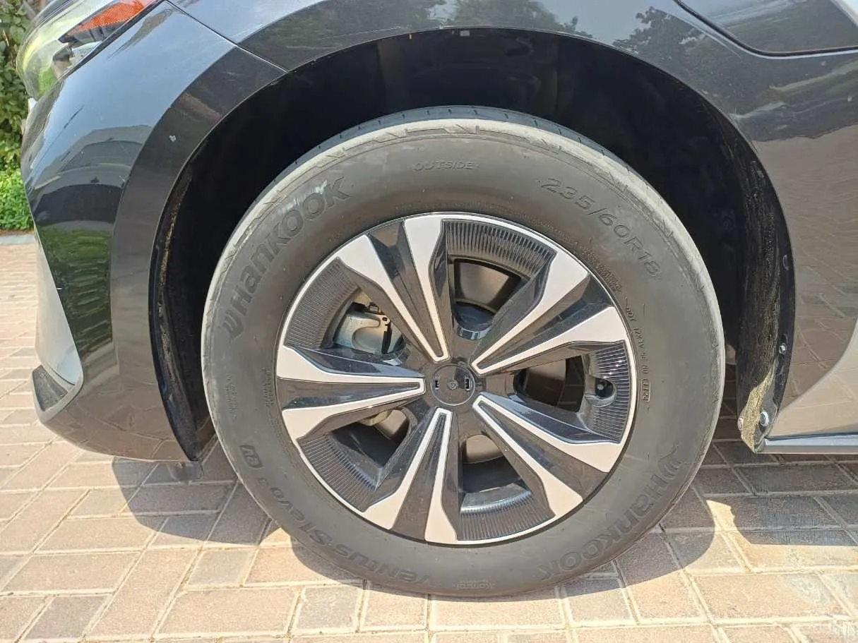 Car image 9