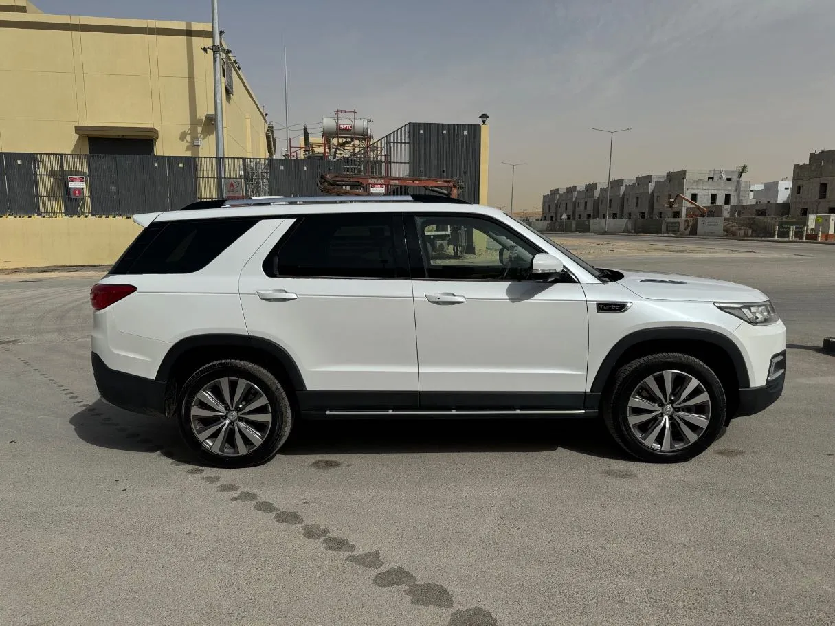 Car image 4