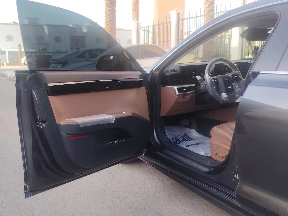 Car image 11