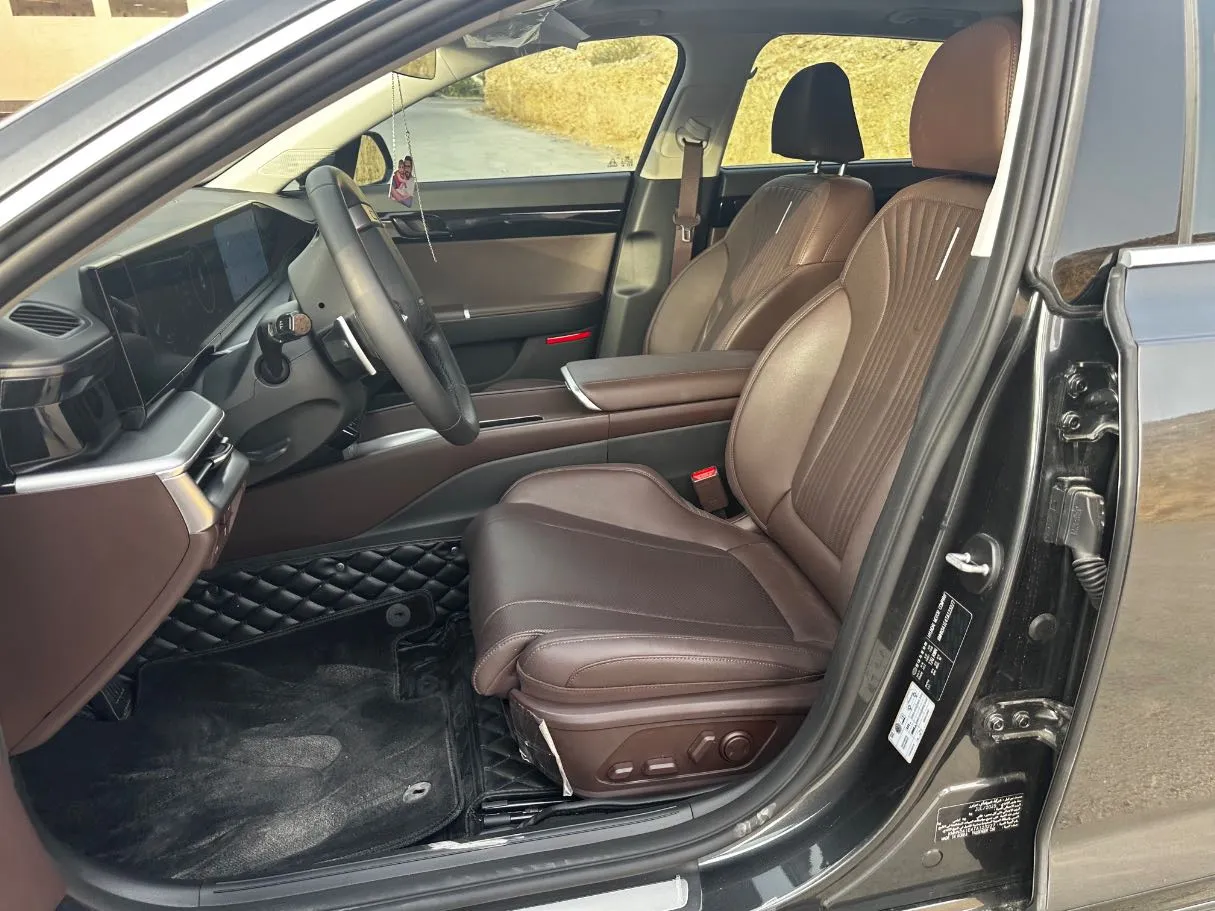 Car image 12