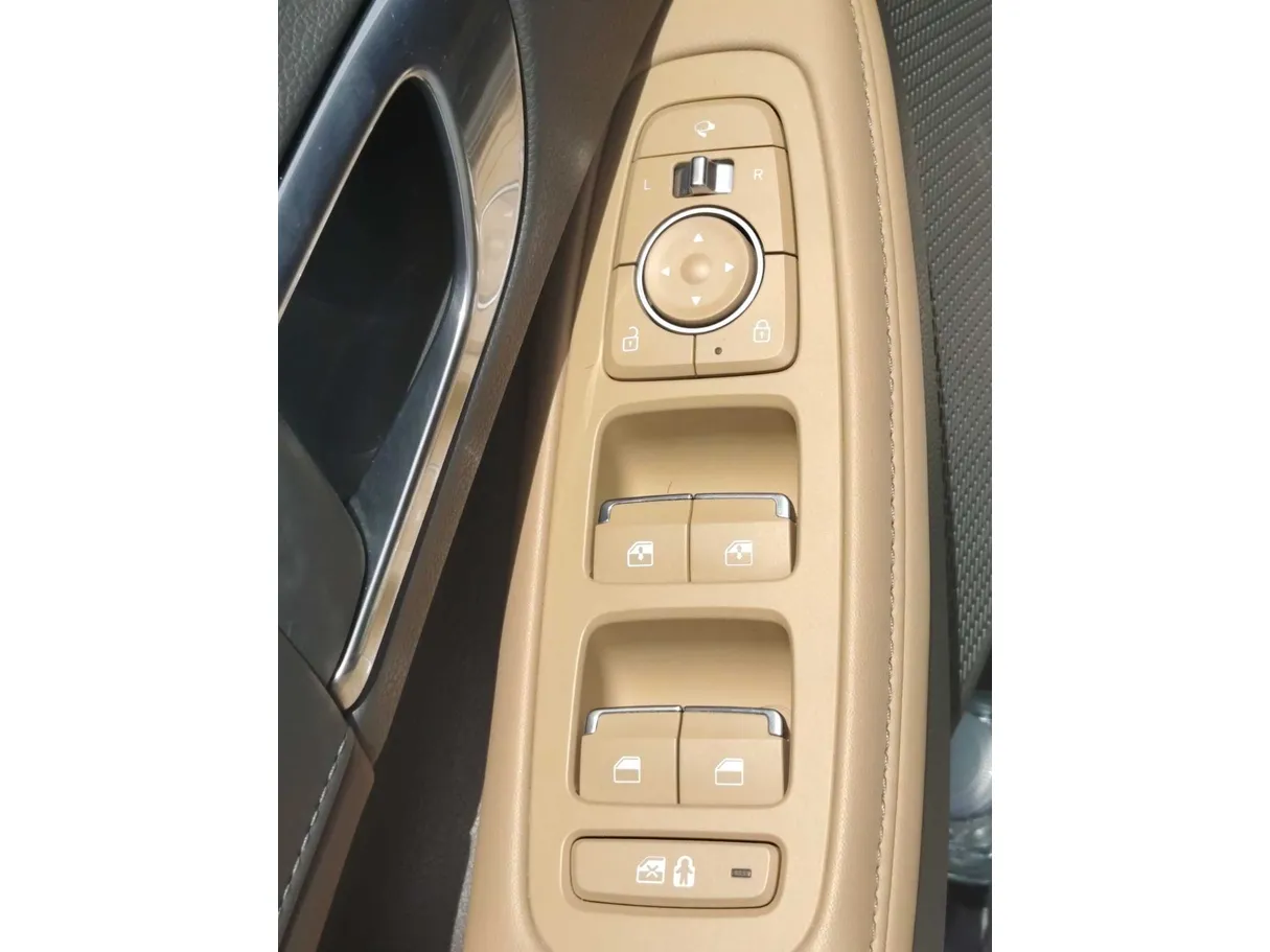 Car image 28