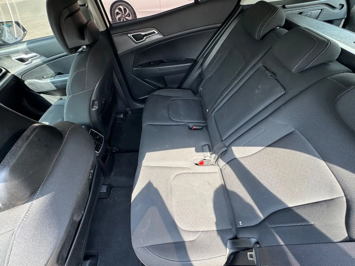Car image 12