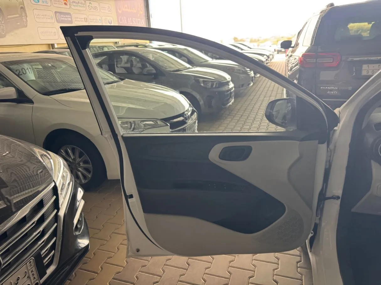 Car image 8
