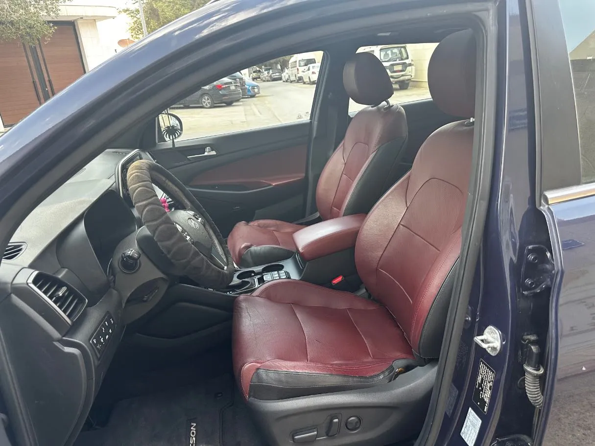 Car image 12