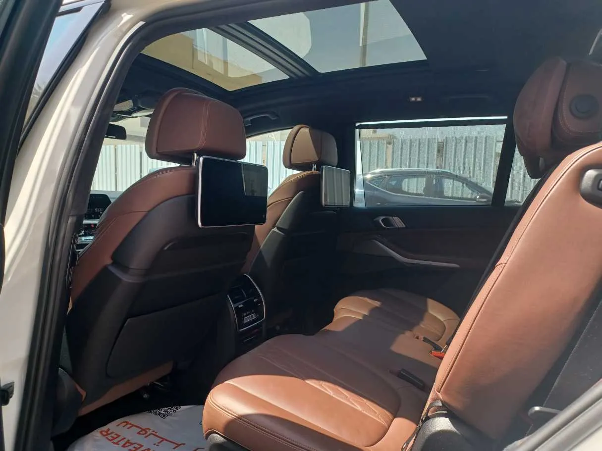Car image 14