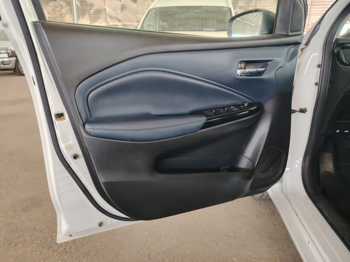 Car image 12