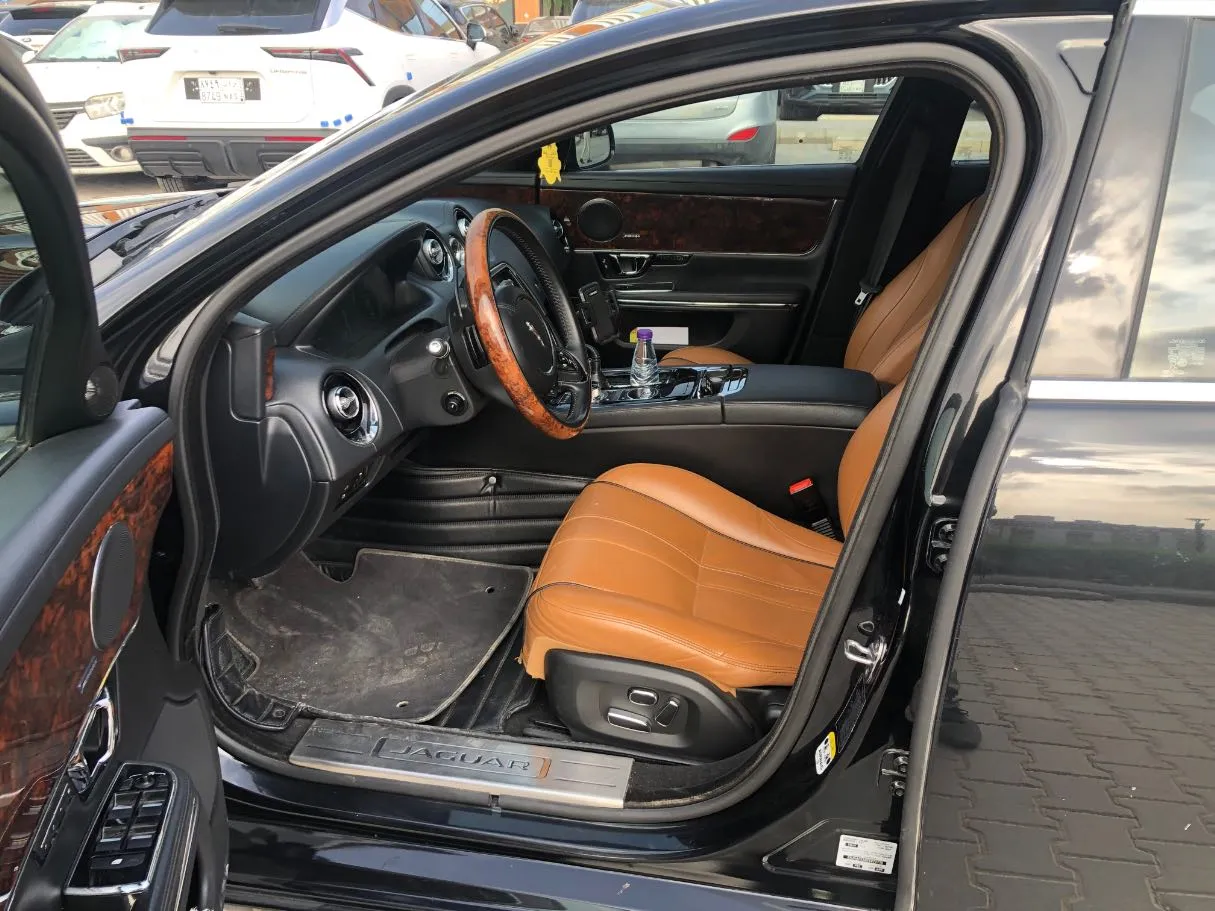 Car image 12