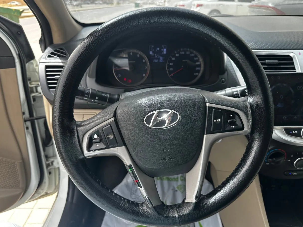 Car image 18
