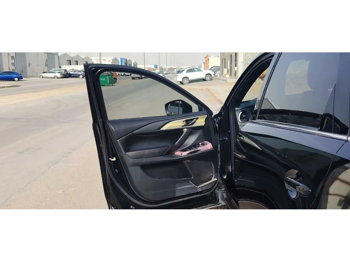 Car image 12