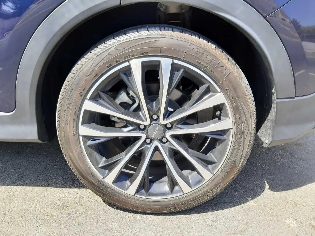 Car image 9