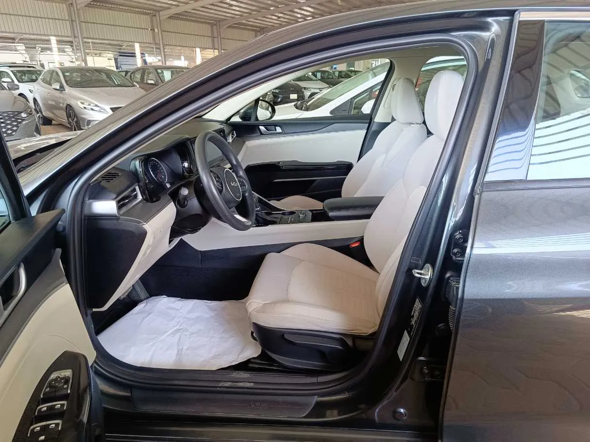 Car image 10