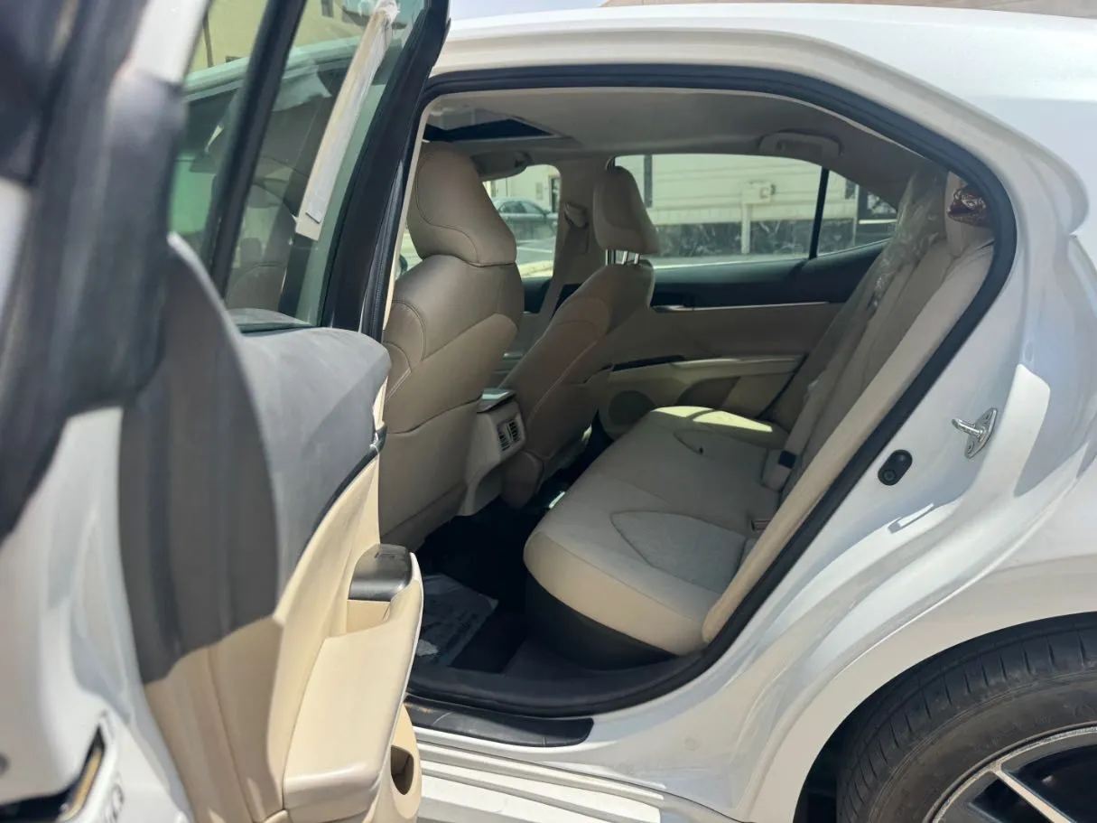 Car image 13