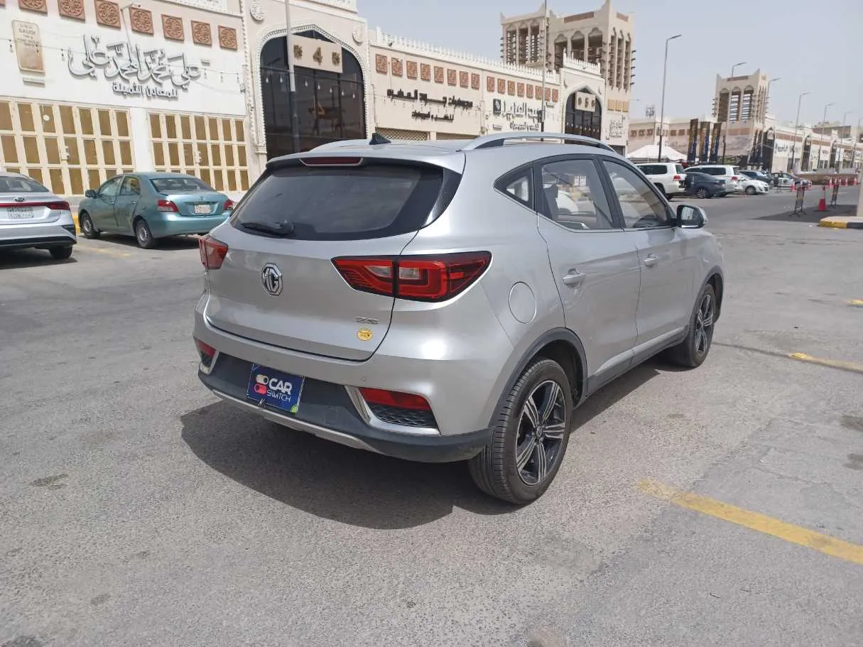Car image 5