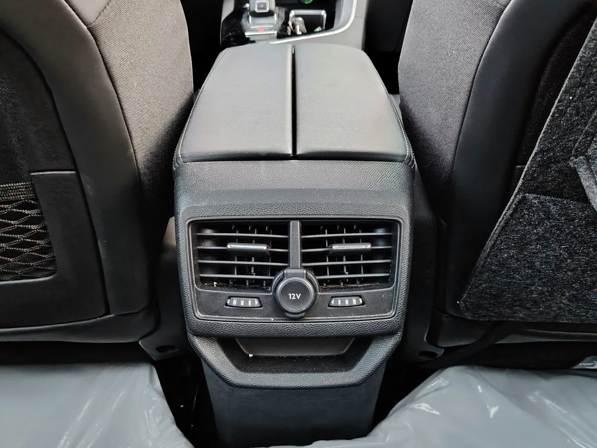 Car image 36