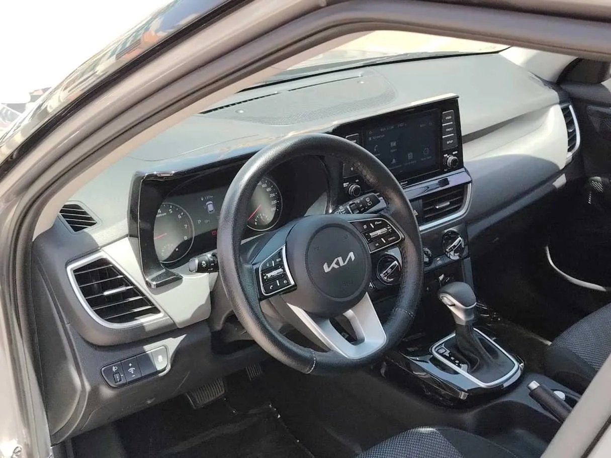 Car image 13