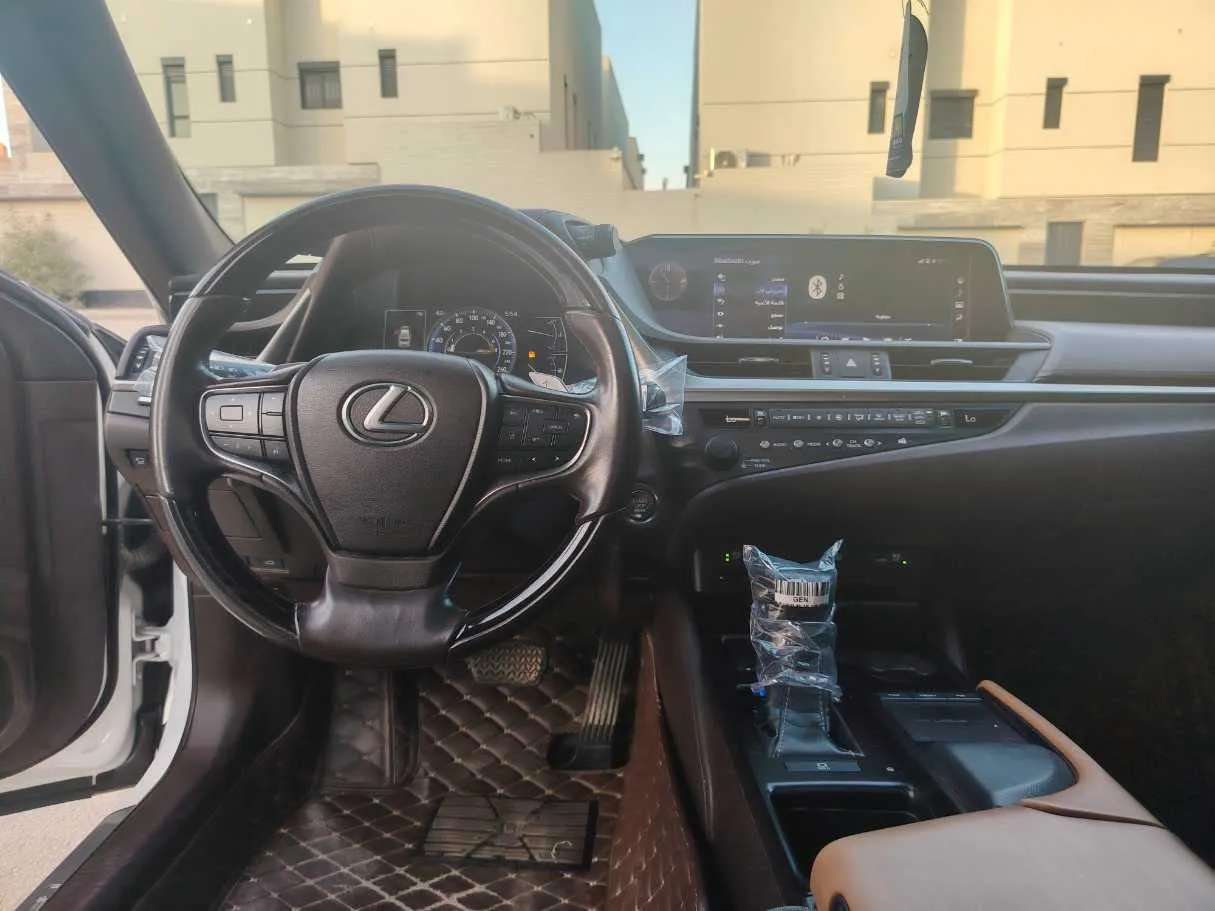 Car image 19