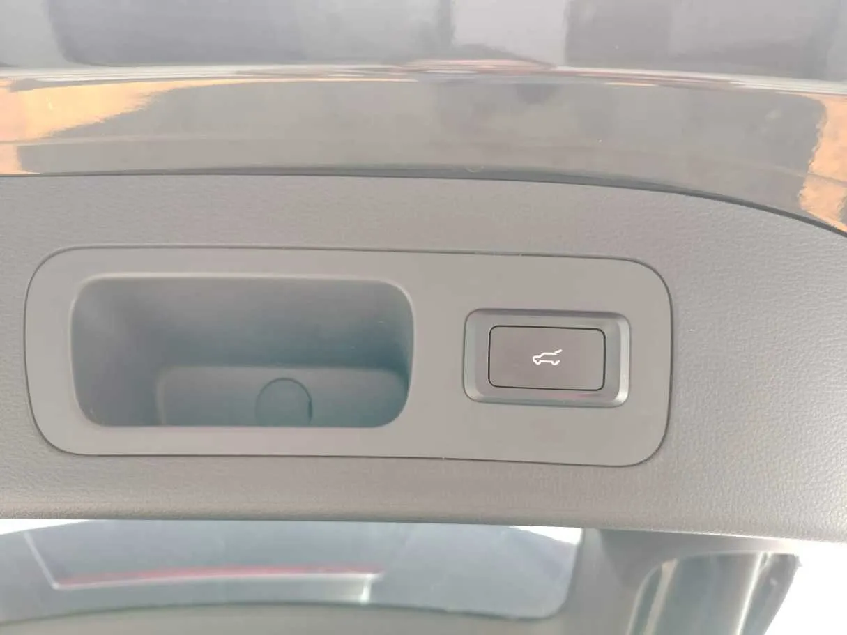 Car image 40