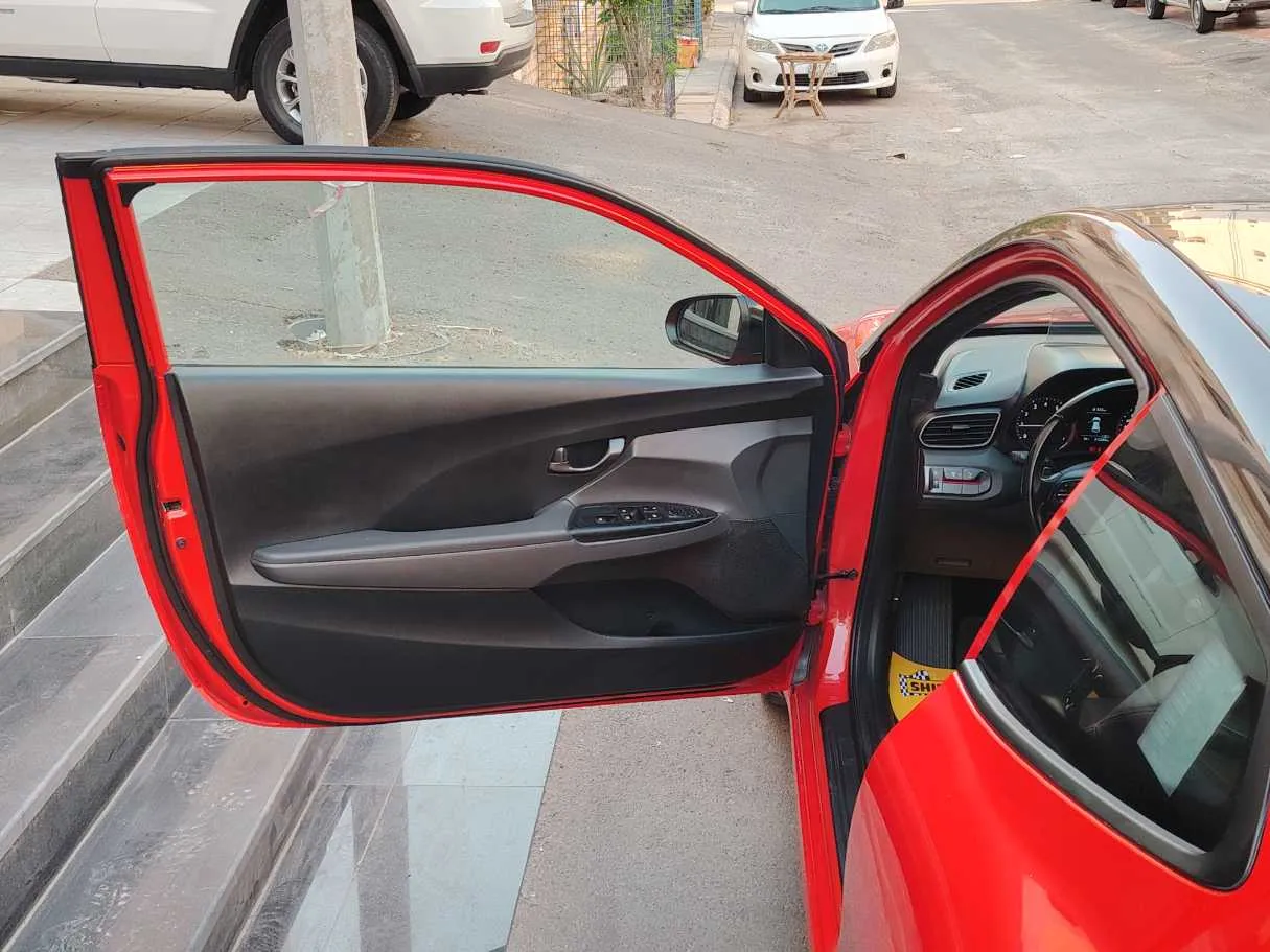 Car image 11