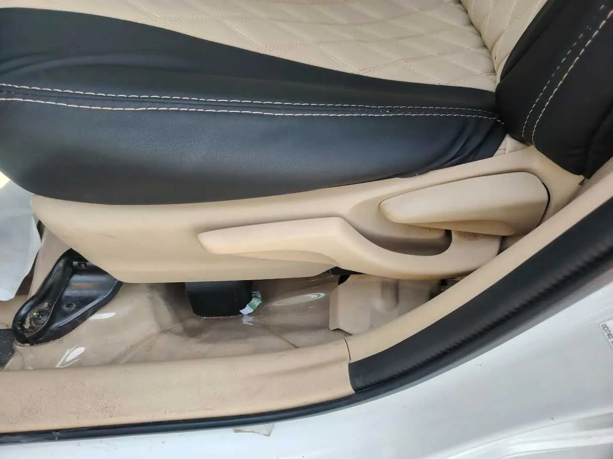 Car image 32