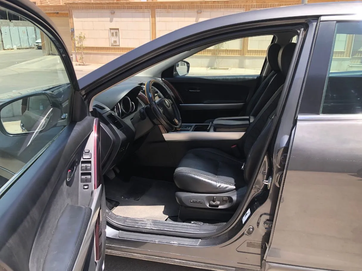 Car image 12