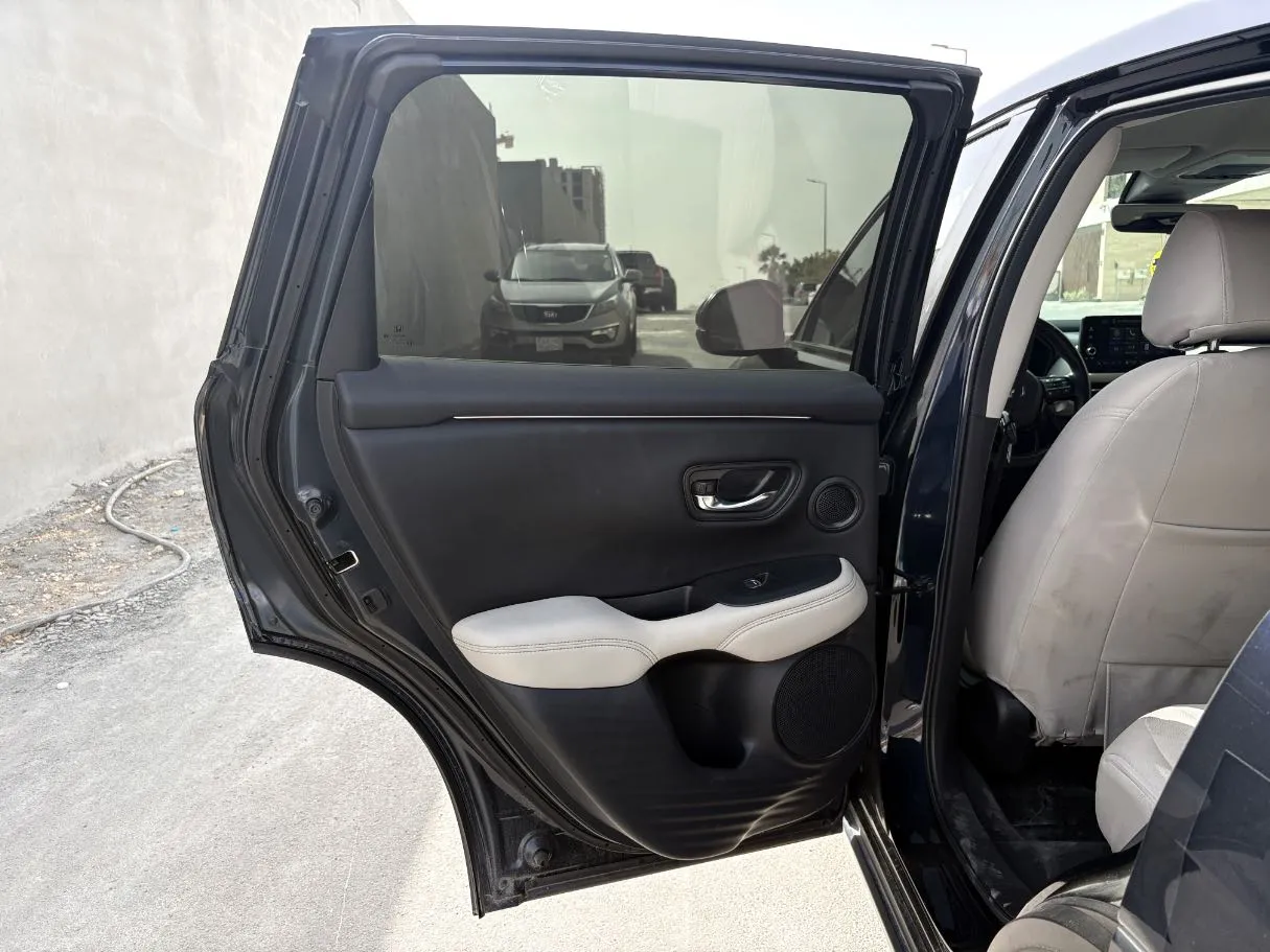 Car image 14