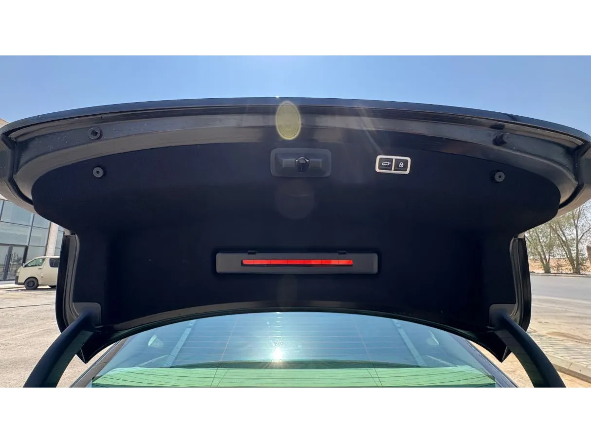 Car image 25