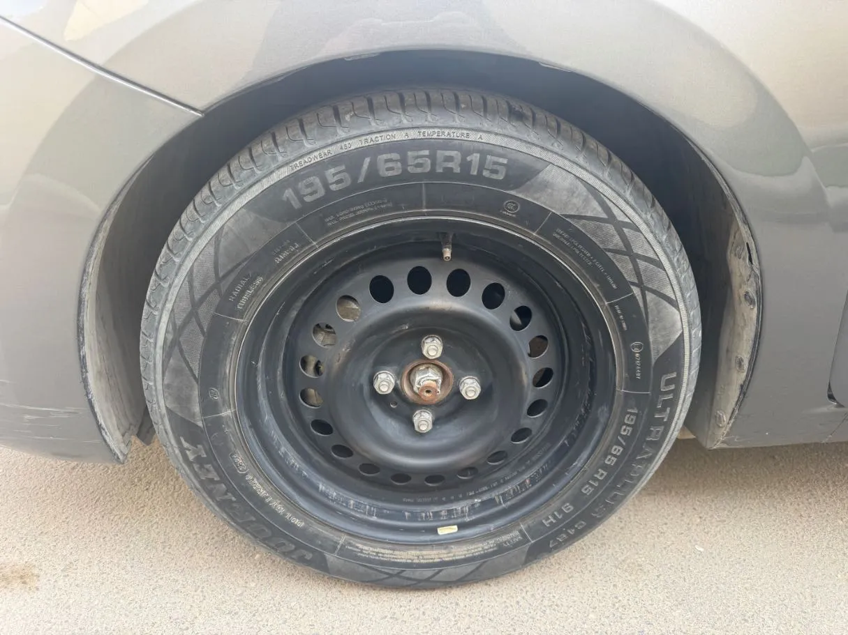 Car image 9