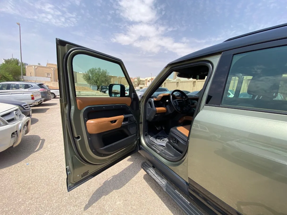 Car image 10