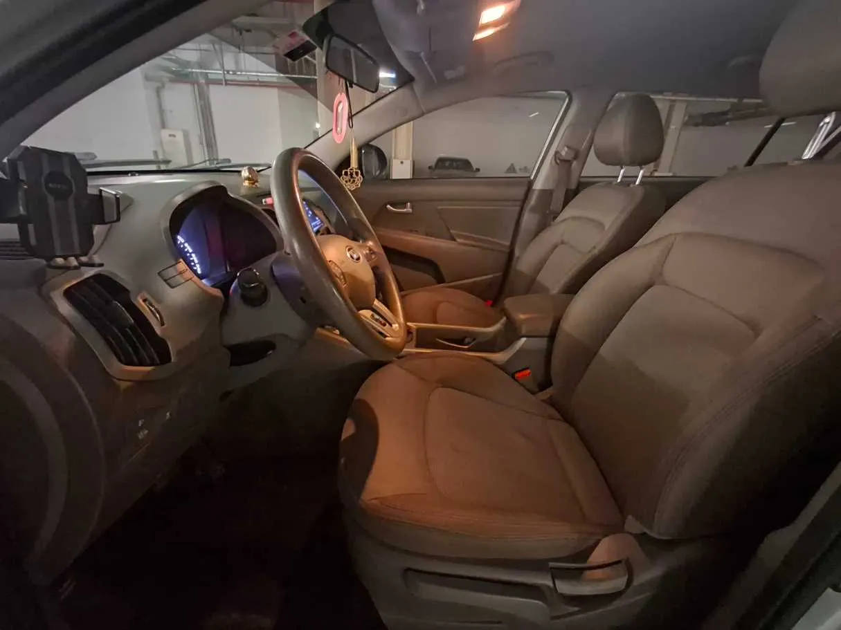 Car image 12