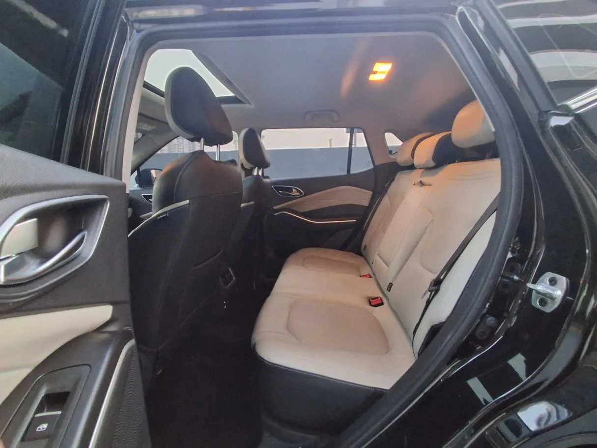 Car image 13