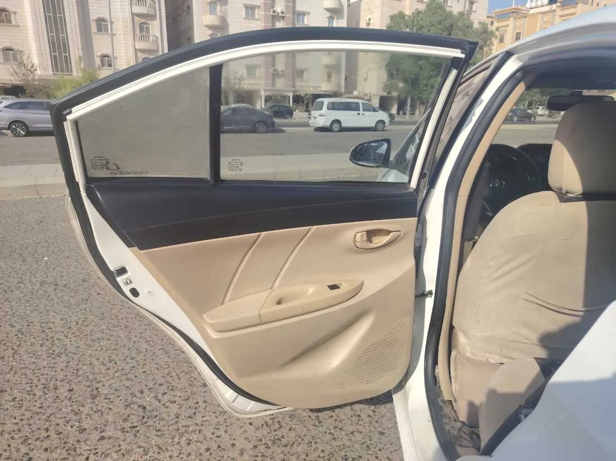 Car image 14