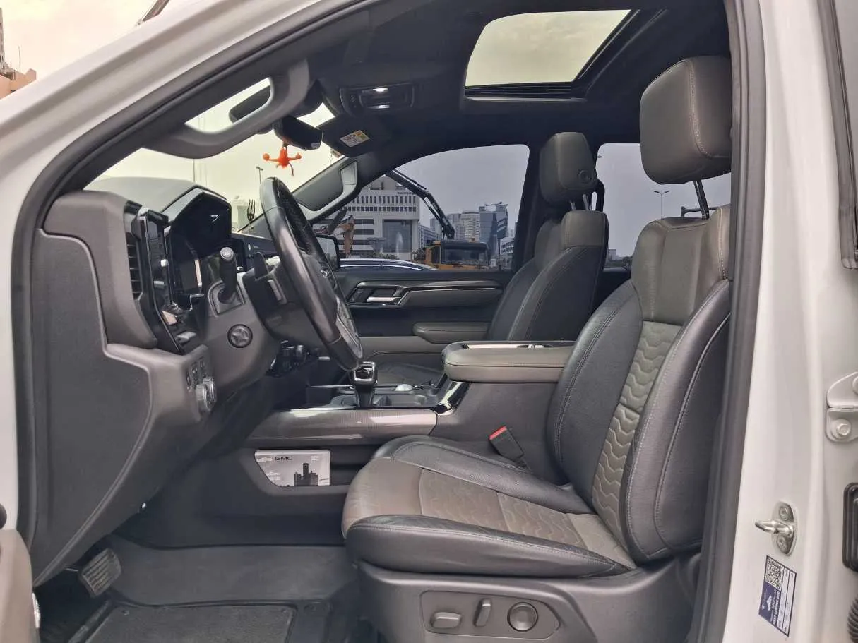 Car image 12