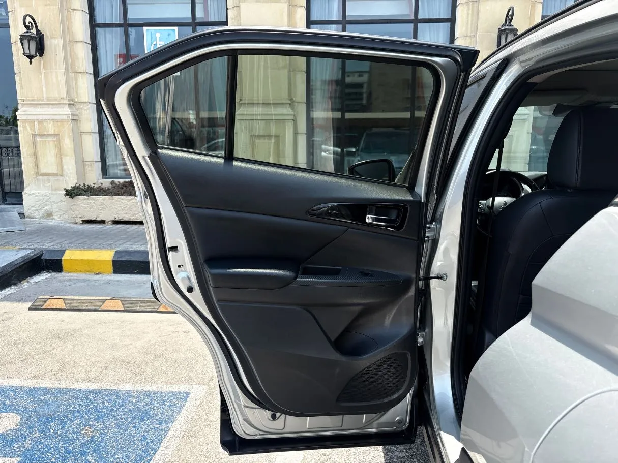 Car image 14