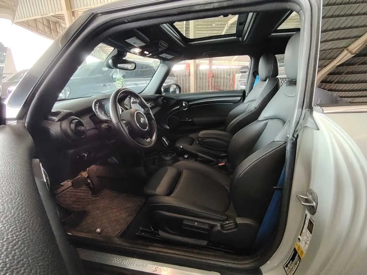 Car image 12