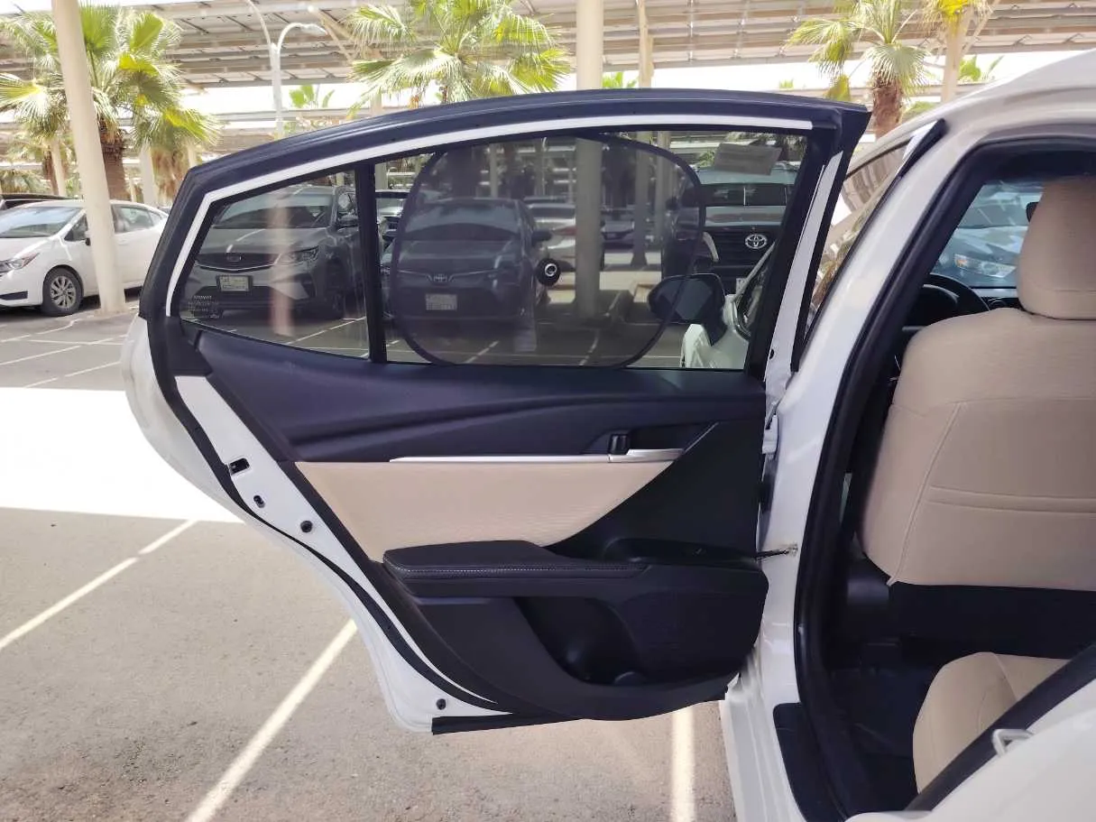 Car image 16