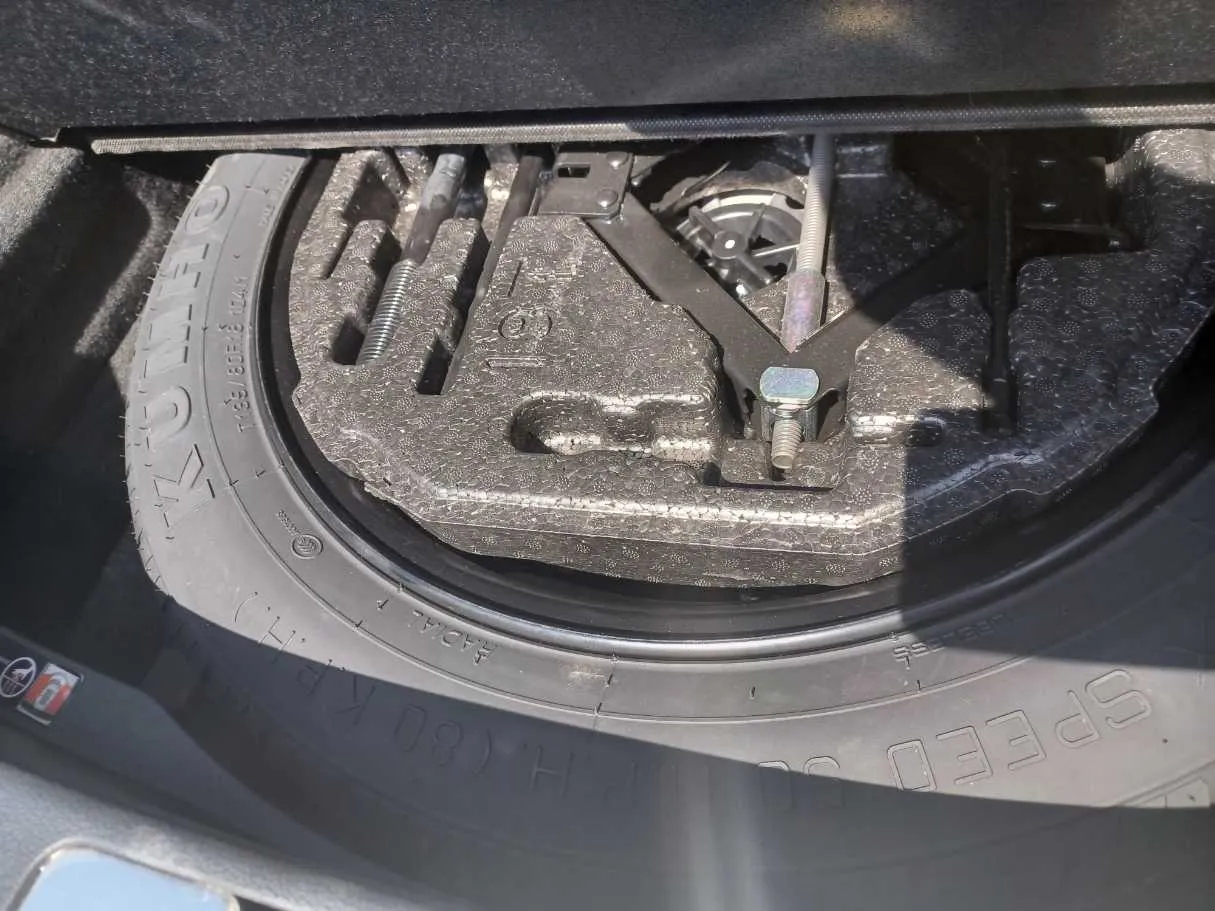 Car image 25