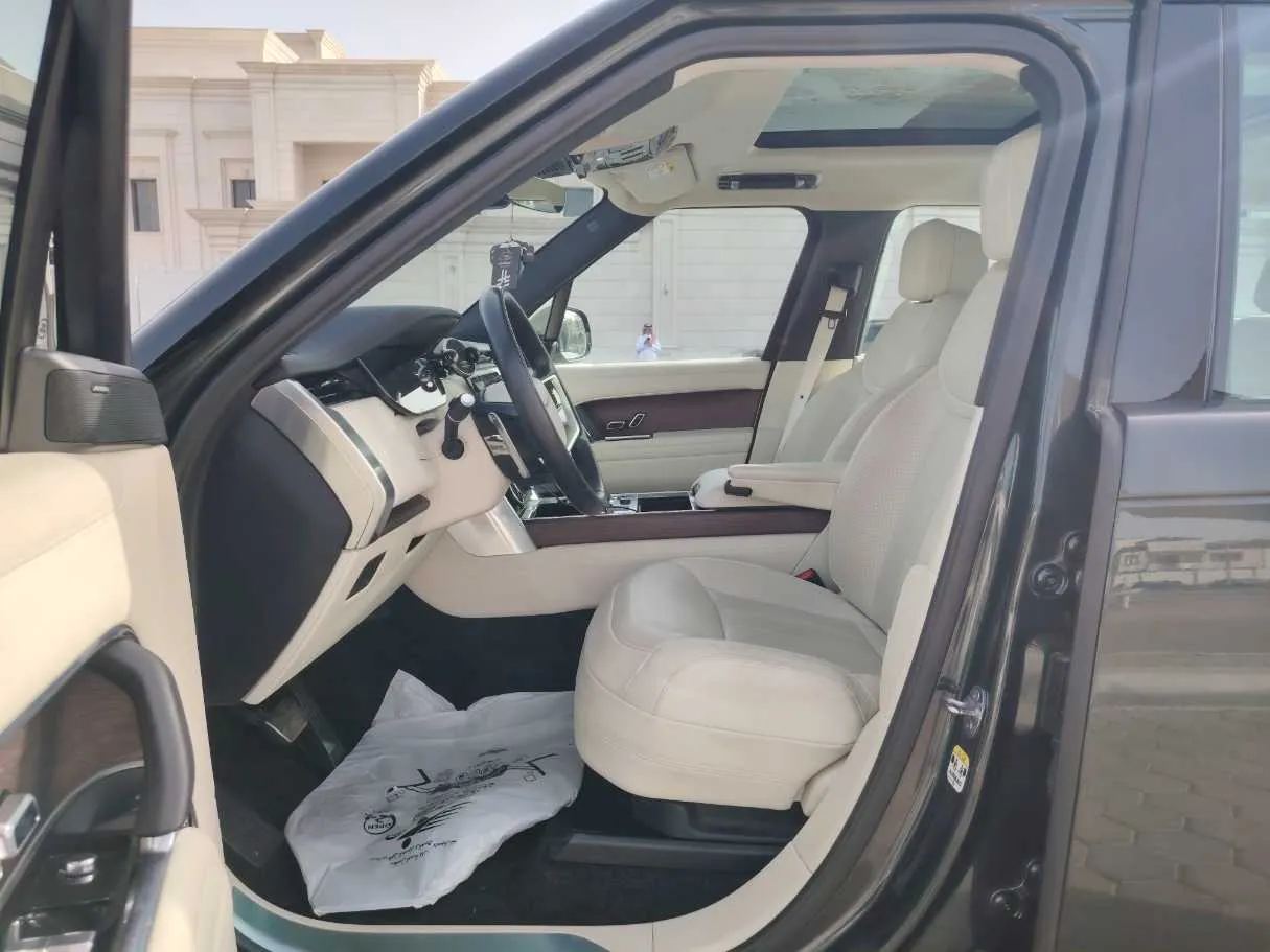 Car image 12