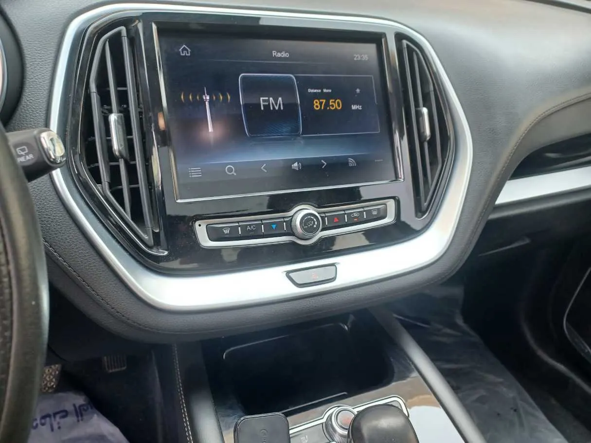 Car image 18