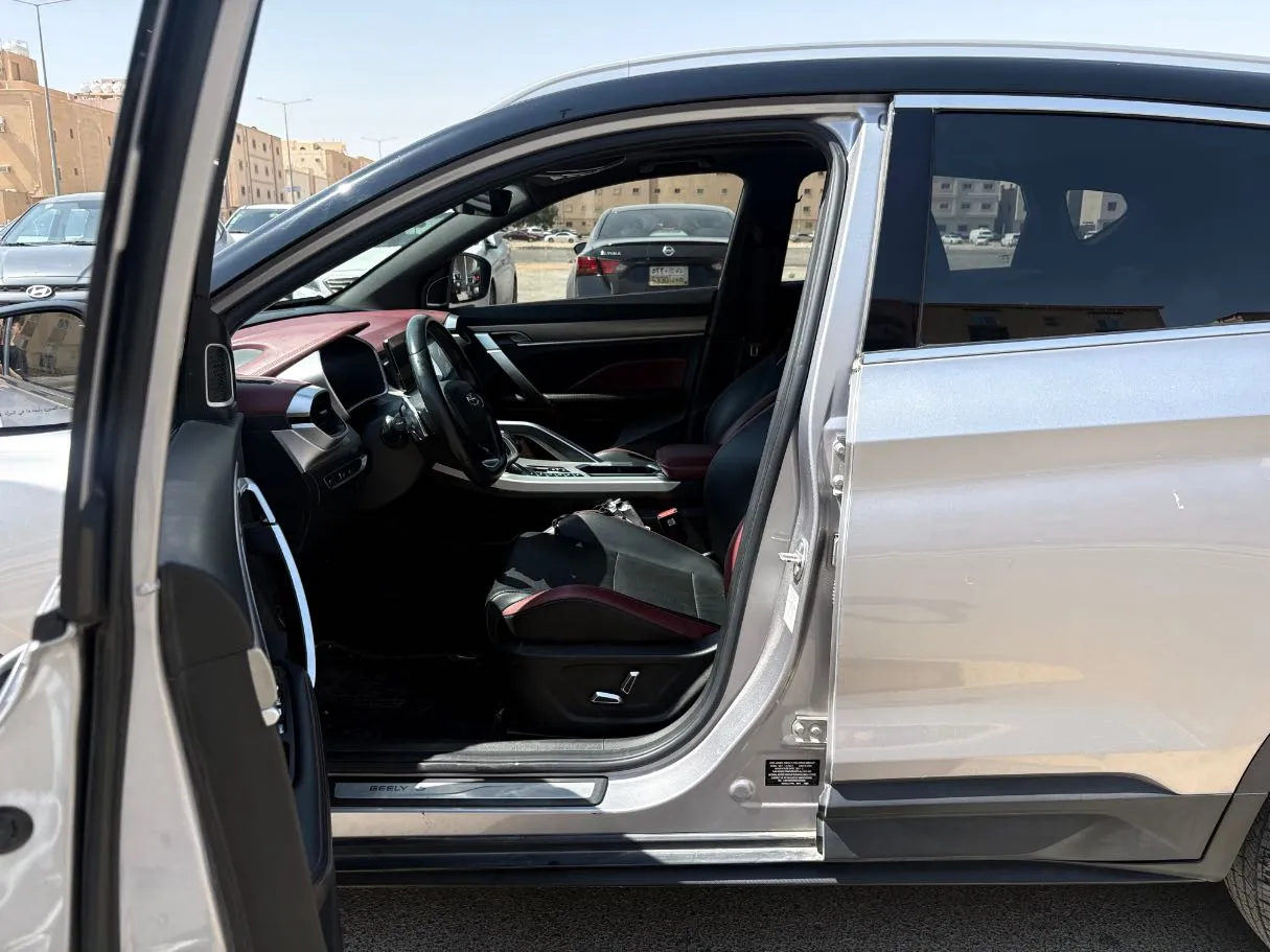 Car image 12