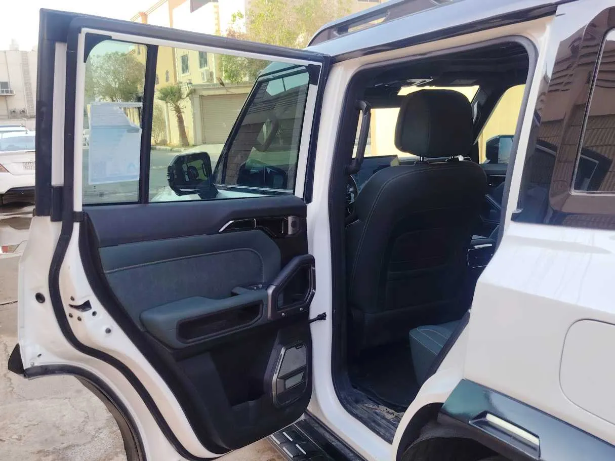 Car image 13