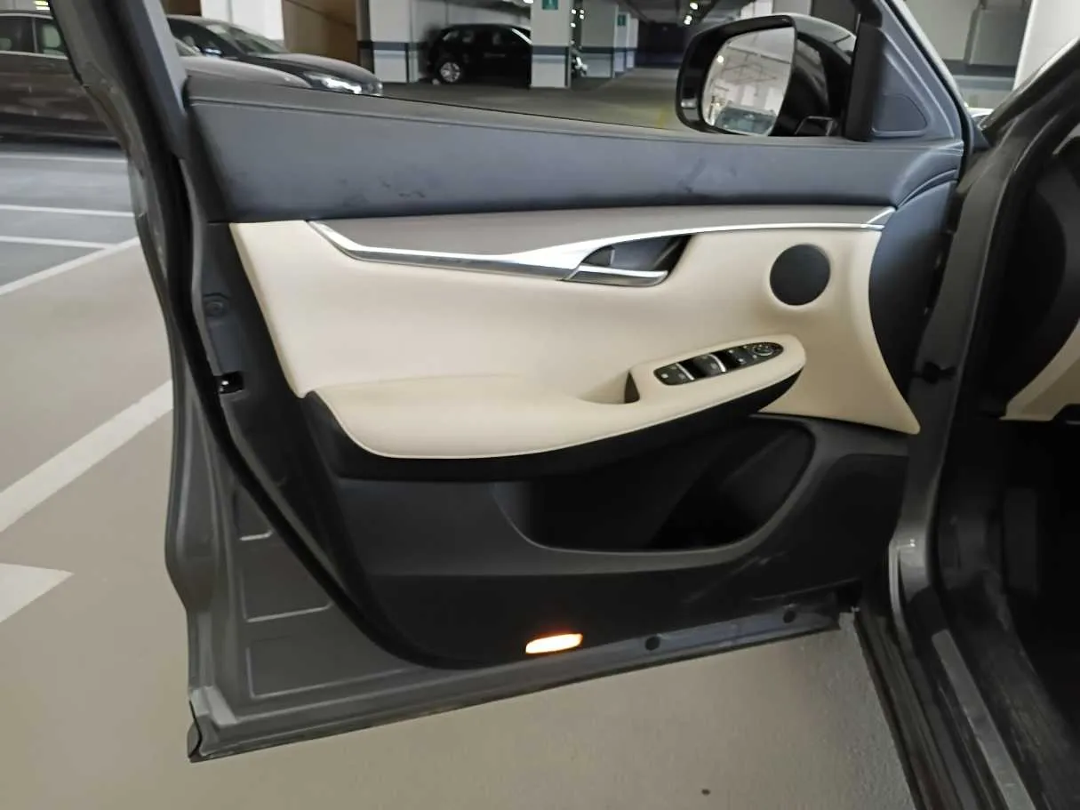 Car image 10