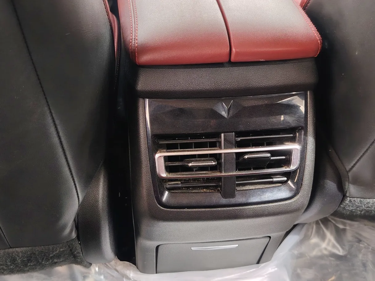 Car image 30