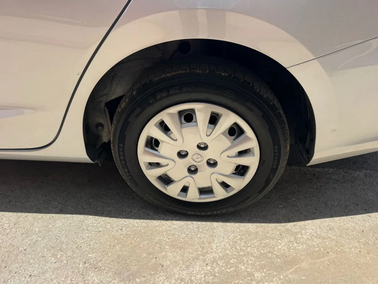 Car image 9