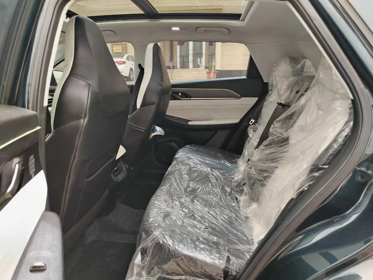 Car image 15