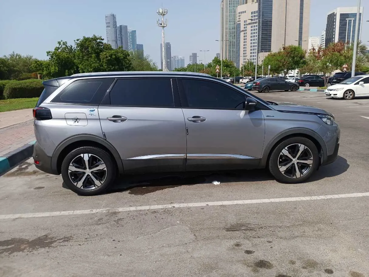 Car image 4