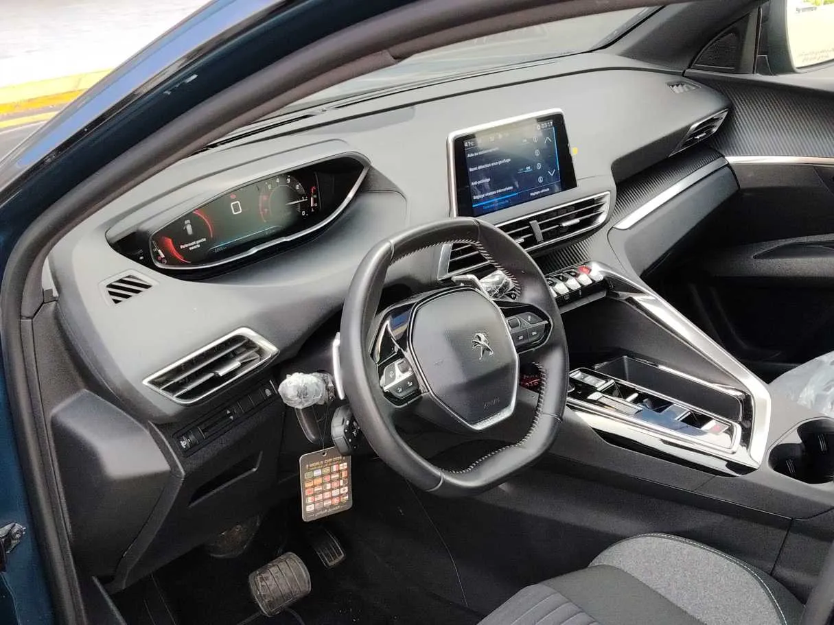 Car image 12