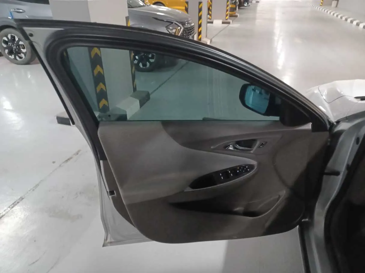 Car image 10