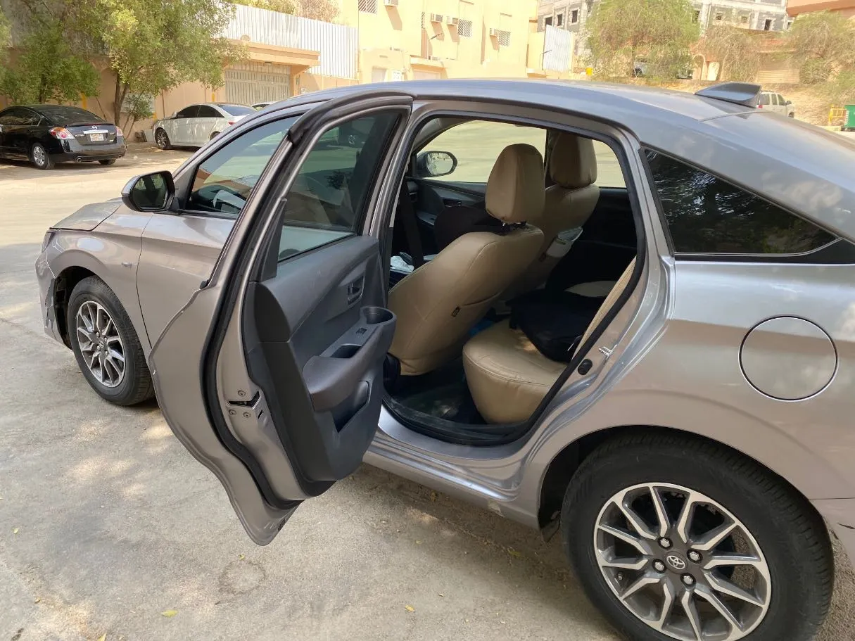 Car image 12